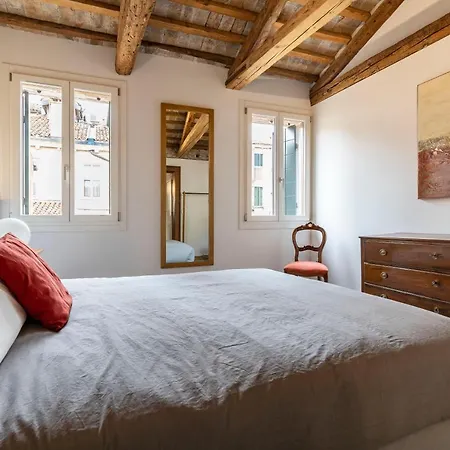 Lilia's Loft Apartment *